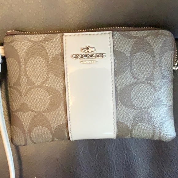 Coach Wristlet Beige Center Stripe NWOT - Picture 3 of 6